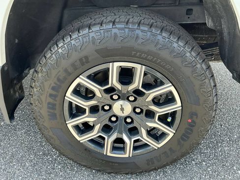 Used 2023 Chevrolet Colorado Z71 w/ Z71 Convenience Package 2 AWD/4WD image 21