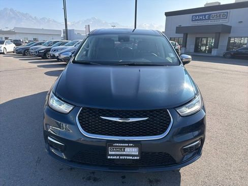 Used 2023 Chrysler Pacifica Limited image 2