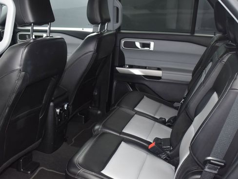 Used 2022 Ford Explorer XLT w/ Equipment Group 202A image 8