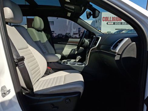 Used 2018 Jeep Grand Cherokee Limited AWD/4WD image 8