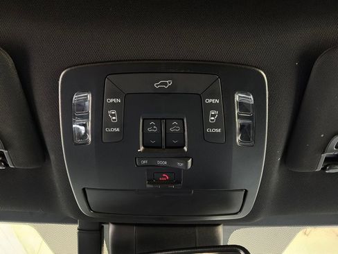 Used 2025 Toyota Sienna XSE AWD/4WD image 33