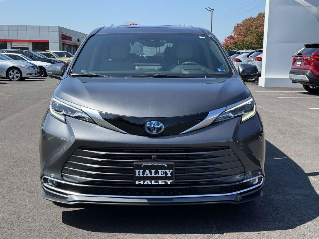 Used 2025 Toyota Sienna Platinum AWD/4WD image 28