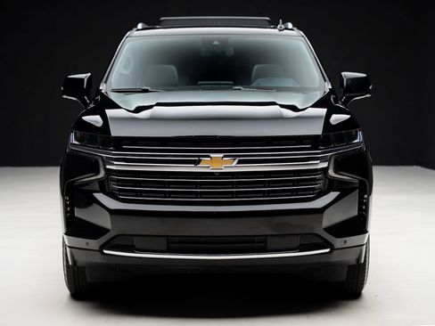 Used 2024 Chevrolet Suburban LT w/ Luxury Package RWD image 7