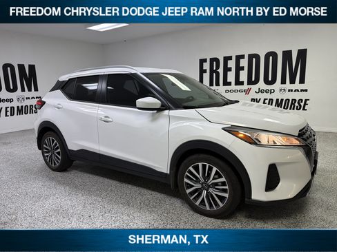 Used 2023 Nissan Kicks SV FWD image 3