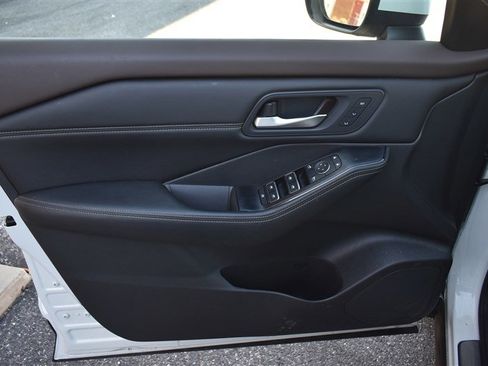 Used 2023 Nissan Rogue SL w/ SL Premium Package image 12