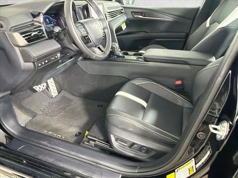 Used 2025 Toyota Camry SE FWD image 9
