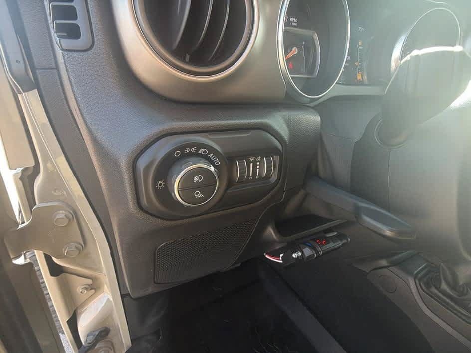 Used 2020 Jeep Gladiator Sport w/ Quick Order Package 24S AWD/4WD image 17