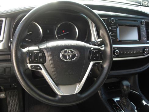 Used 2016 Toyota Highlander LE image 10