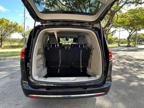 Certified 2024 Chrysler Pacifica Touring-L FWD image 38