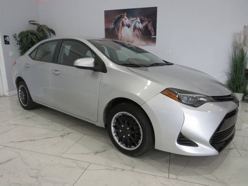 Used 2019 Toyota Corolla LE FWD image 1