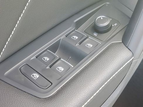 Used 2022 Volkswagen Tiguan SE image 10