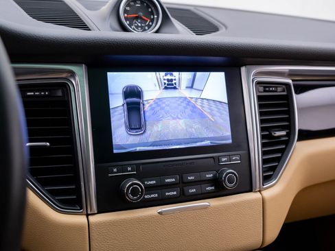 Used 2018 Porsche Macan image 25