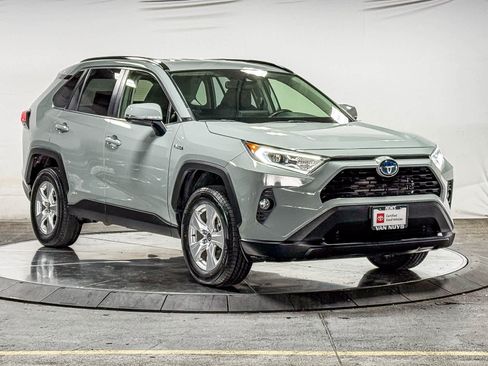 Certified 2020 Toyota RAV4 XLE w/ Carpet Mat Package AWD/4WD image 5