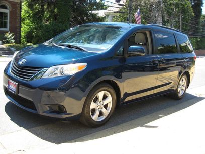 Used 2011 Toyota Sienna LE w/ Towing Pkg