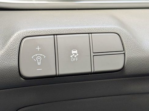 Used 2025 Hyundai Elantra SEL image 28