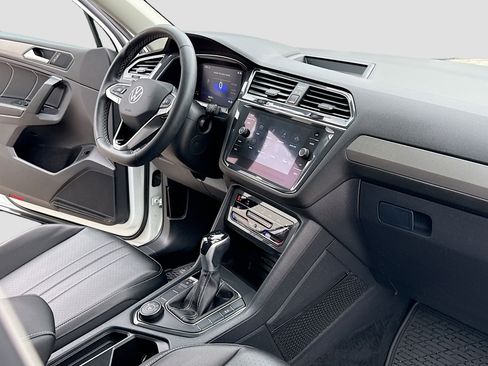Used 2022 Volkswagen Tiguan SE w/ Panoramic Sunroof Package image 5