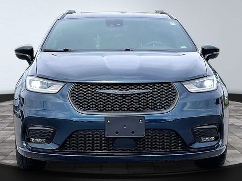 Used 2025 Chrysler Pacifica Limited FWD image 3