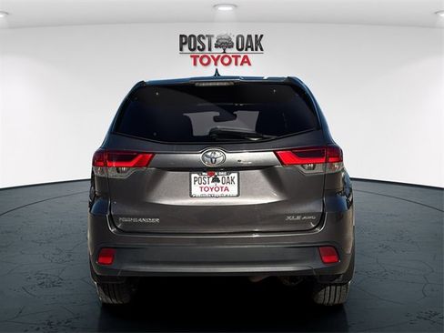 Used 2017 Toyota Highlander XLE image 6