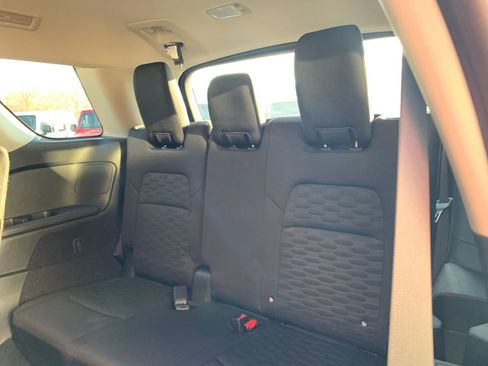 Used 2025 Nissan Pathfinder SV image 17