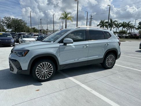New 2025 Volkswagen Taos SE image 6