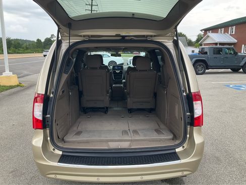 Used 2011 Chrysler Town & Country Limited FWD image 29