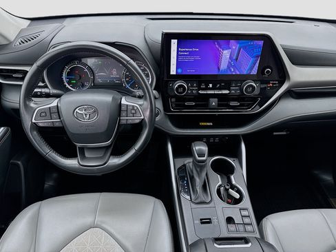 Used 2023 Toyota Highlander Bronze Edition FWD image 15