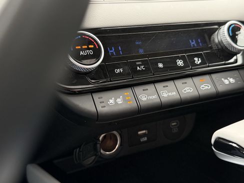 Used 2024 Hyundai Elantra Limited image 6