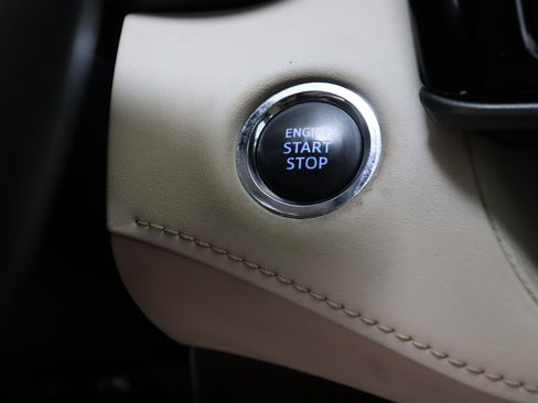 Used 2022 Toyota Highlander XLE AWD/4WD image 18