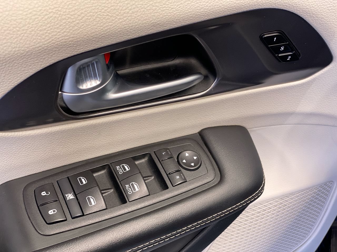 Used 2024 Chrysler Pacifica Limited FWD image 18
