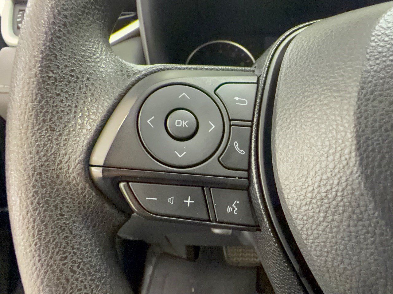 Used 2021 Toyota RAV4 XLE w/ Convenience Package FWD image 18
