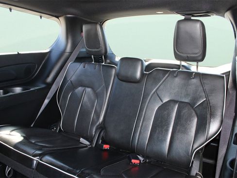 Used 2025 Chrysler Pacifica Limited image 9