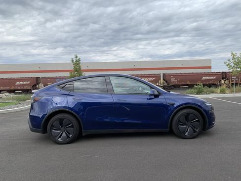 Used 2026 Tesla Model Y 2WD image 8
