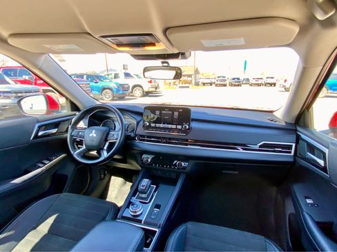 Used 2024 Mitsubishi Outlander SE image 28