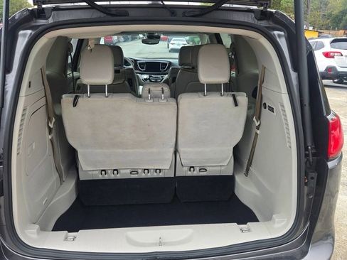 Used 2017 Chrysler Pacifica Limited image 17