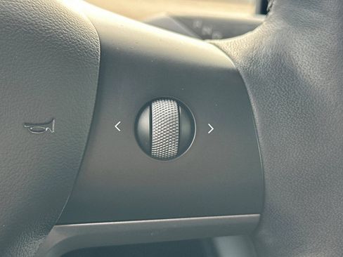 Used 2022 Tesla Model Y Long Range image 31