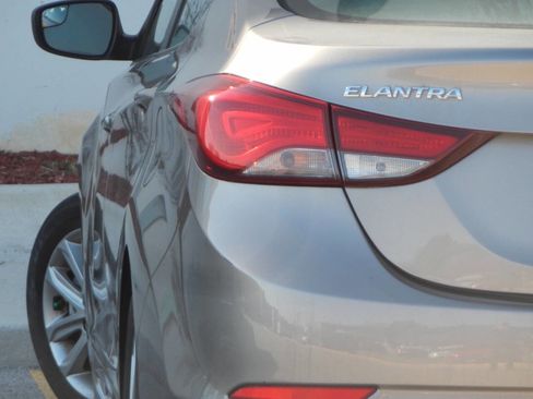 Used 2014 Hyundai Elantra SE w/ Option Group 02 FWD image 1