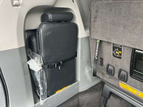 Used 2013 Toyota Sienna SE image 14
