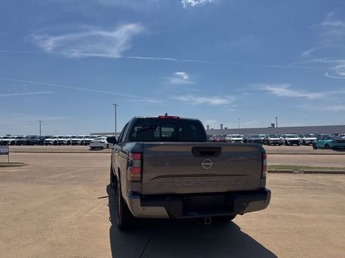 Used 2022 Nissan Frontier SV AWD/4WD image 16