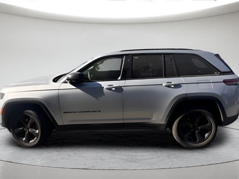 Used 2023 Jeep Grand Cherokee Altitude AWD/4WD image 6