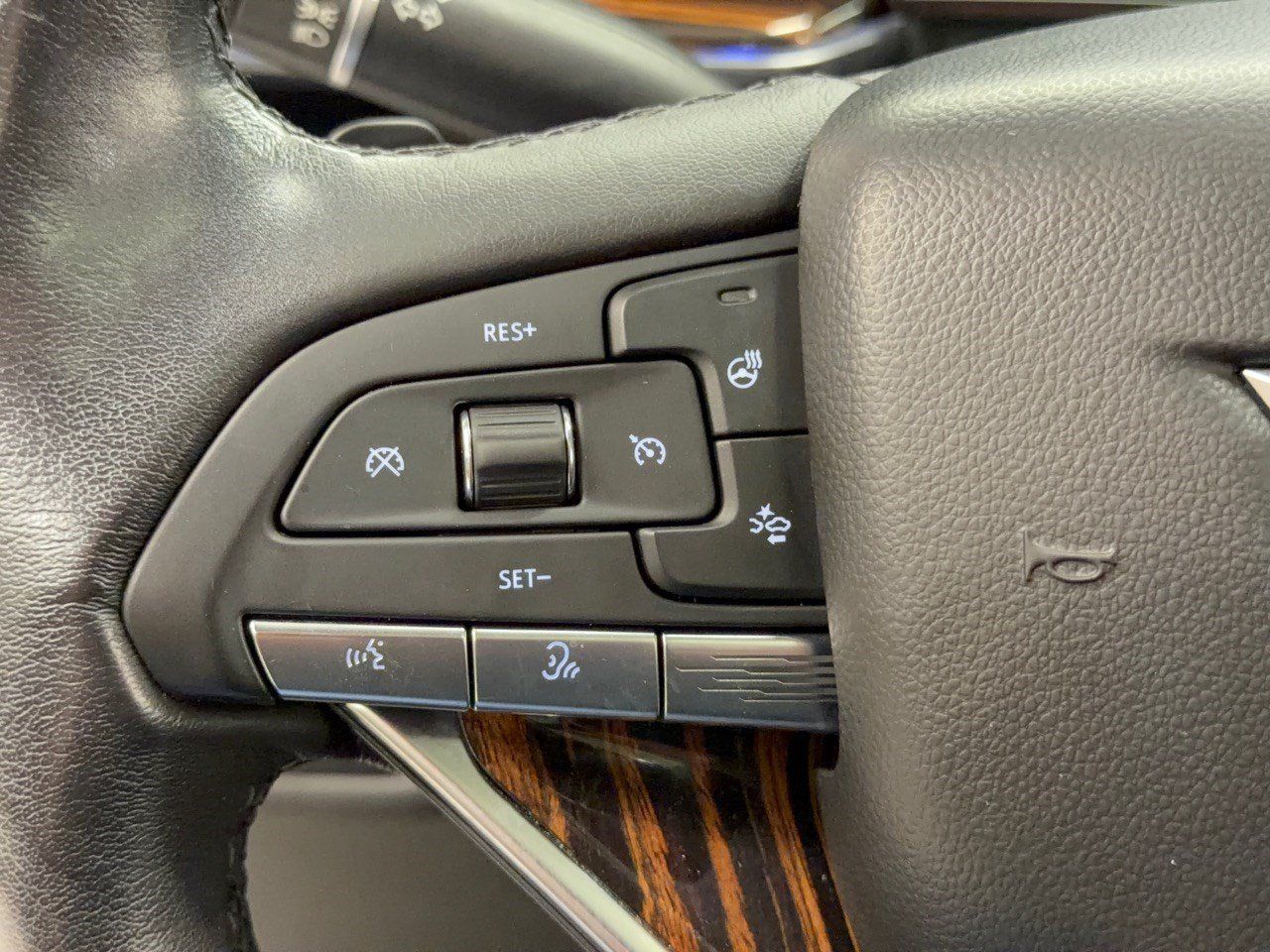 Used 2021 Cadillac Escalade Premium Luxury w/ Driver Assist Tech Package AWD/4WD image 18