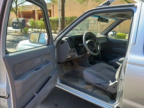 Used 2000 Nissan Frontier XE image 15