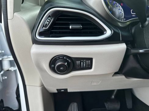 Used 2023 Chrysler Pacifica Touring-L FWD image 24