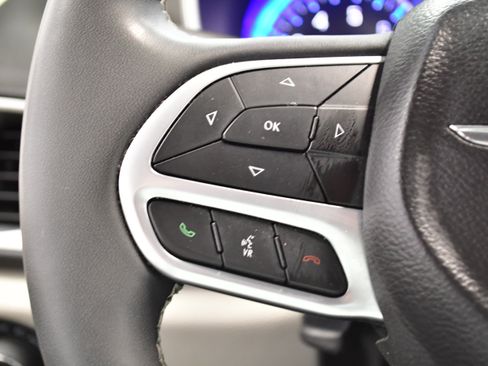 Used 2024 Chrysler Pacifica Touring-L image 25