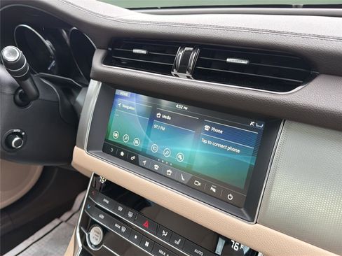 Used 2020 Jaguar XF Premium image 20