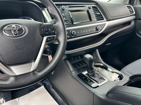 Used 2019 Toyota Highlander LE AWD/4WD image 11