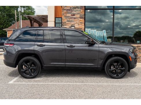 Used 2023 Jeep Grand Cherokee Altitude AWD/4WD image 2