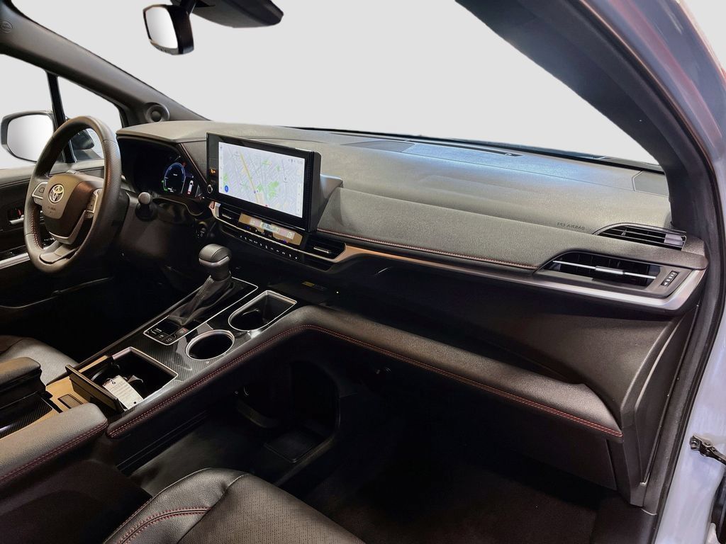 Used 2025 Toyota Sienna XSE w/ XSE Premium Package FWD image 32