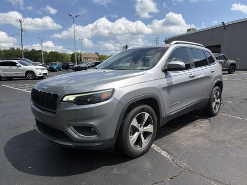 Used 2019 Jeep Cherokee Limited w/ Luxury Group AWD/4WD image 3