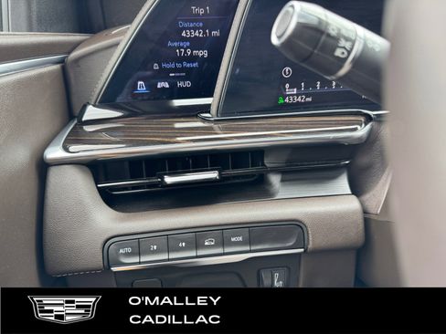 Used 2022 Cadillac Escalade ESV Premium Luxury AWD/4WD image 18