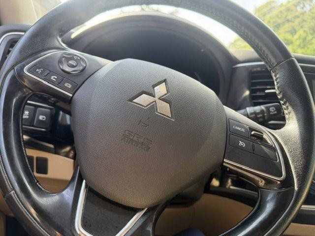 Used 2017 Mitsubishi Outlander SEL AWD/4WD image 19